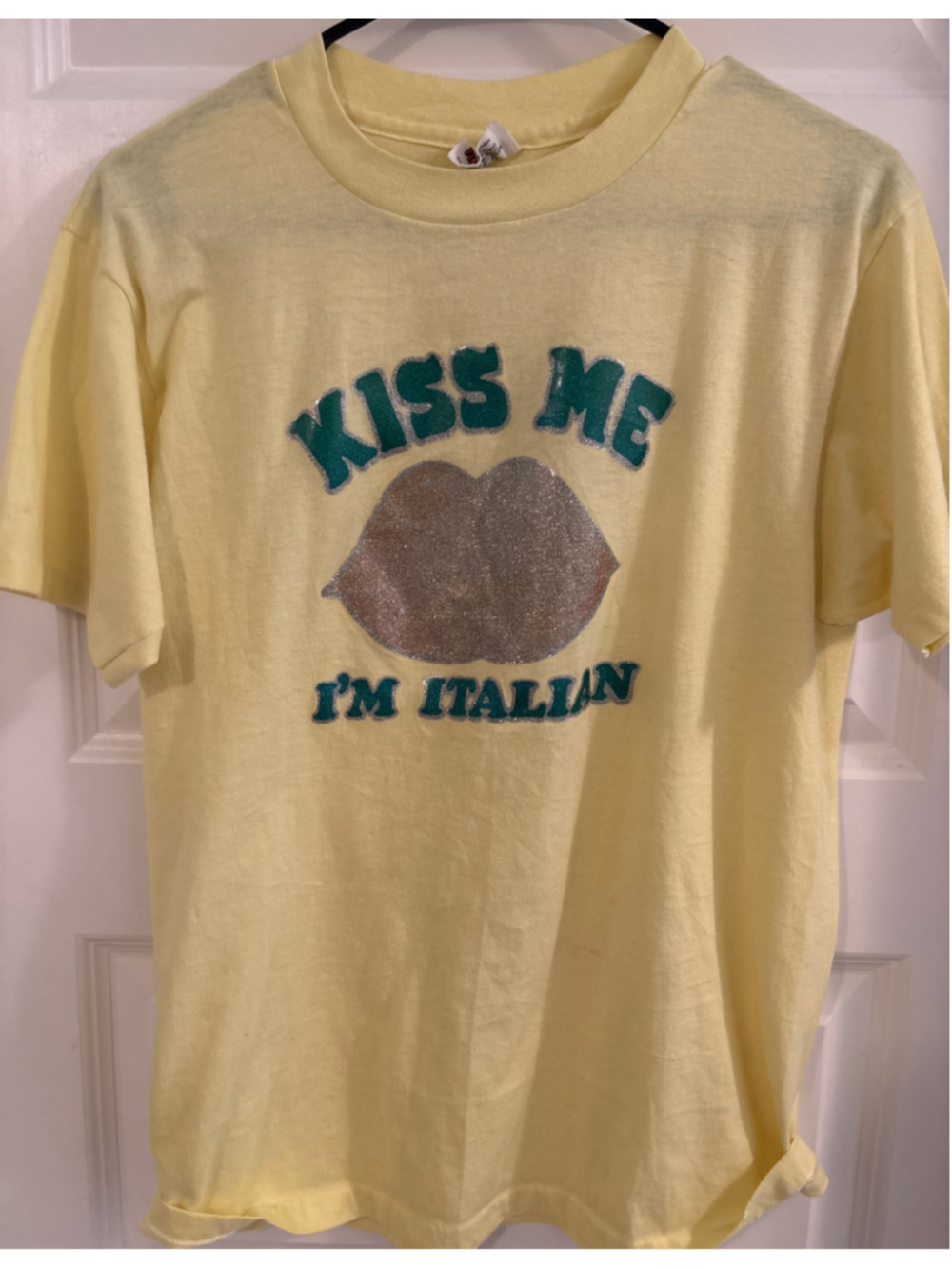 Vtg 80s Kiss Me I'm Italian Graphic T Shirt Yellow Hanes 50/50 Single Stitch L